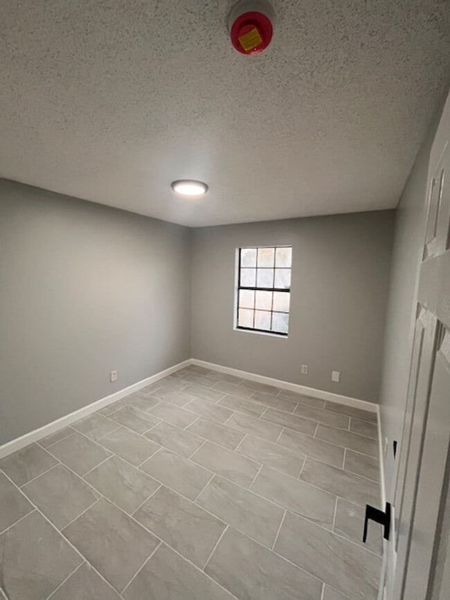 Building Photo - Waveland 3 Bedroom