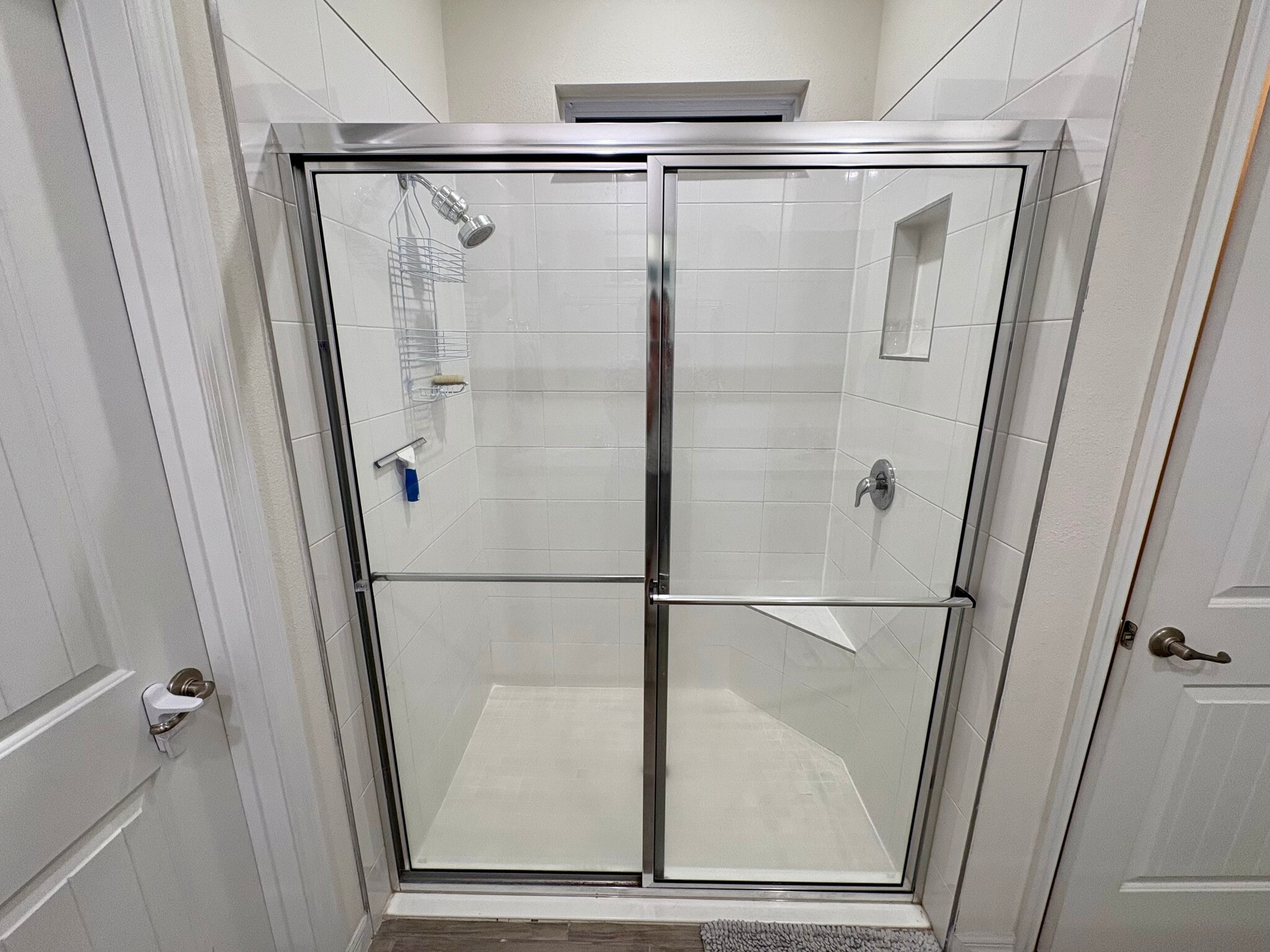 Ensuite walk-in shower - 1620 Delphi Way