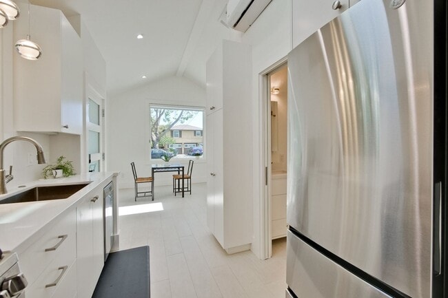 Building Photo - Beautiful 1 Bed 1 Bath Cottage in Highly D...