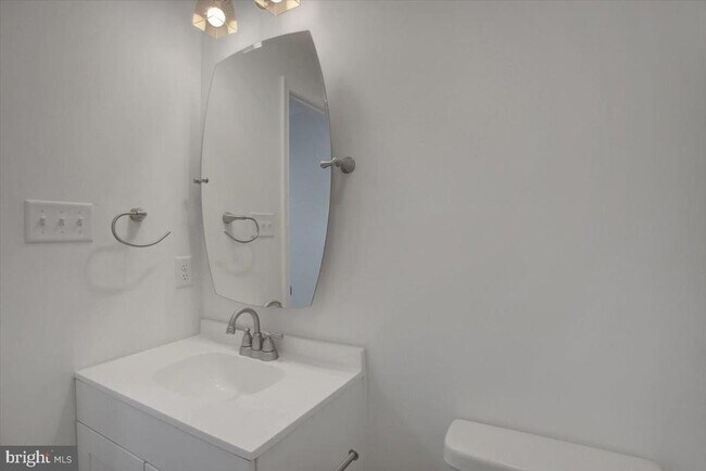 Building Photo - 301 Grandview Ave