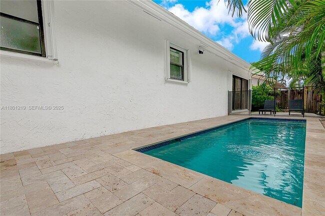 Building Photo - 216 SE 9th St