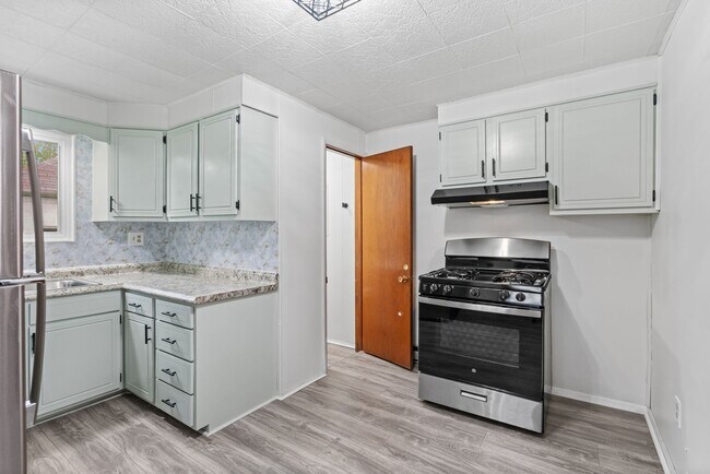 Building Photo - Gorgeous 3 bedroom home in Clairton availa...