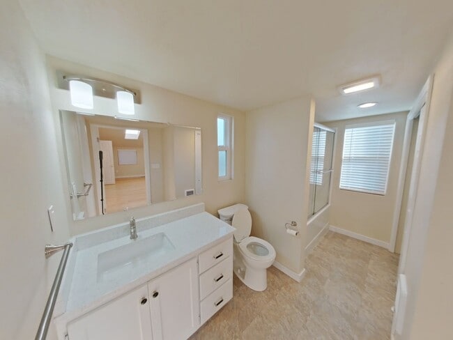 Building Photo - Updated 3Bed/2Bath Home - HUGE Backyard!