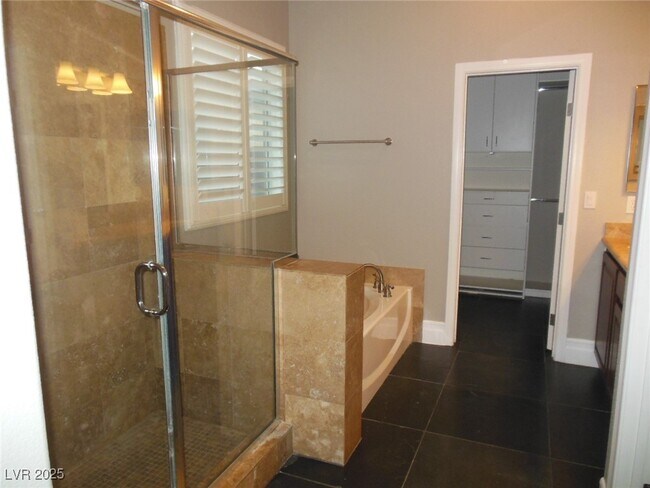 Building Photo - 10390 Blue Ginger Dr