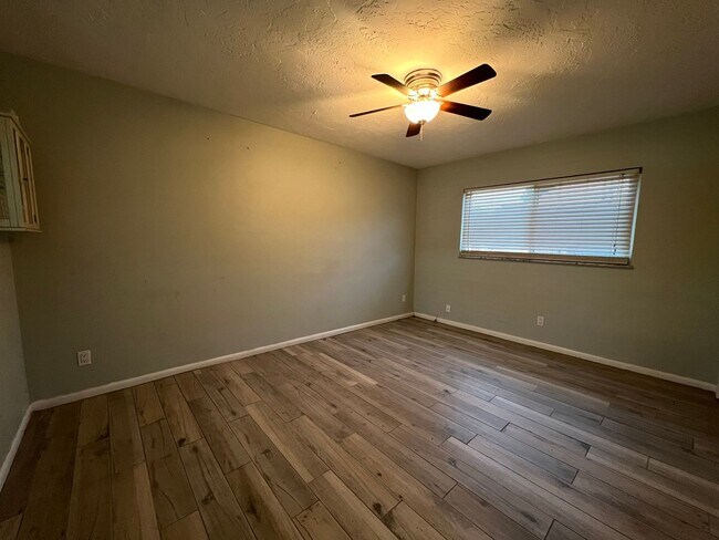 Building Photo - Spacious 3 Bedroom 2 Bath with Pool 2 Blocks from the Beach