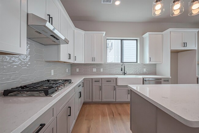 Building Photo - 1222 W 24th St