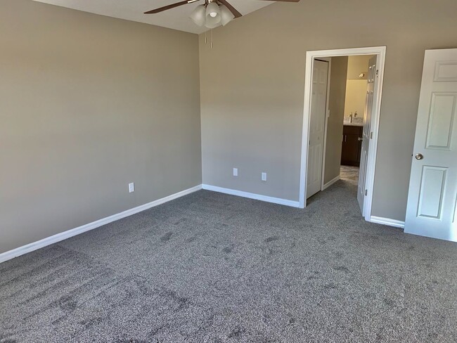 Building Photo - Move in ready 3/2 Renovated