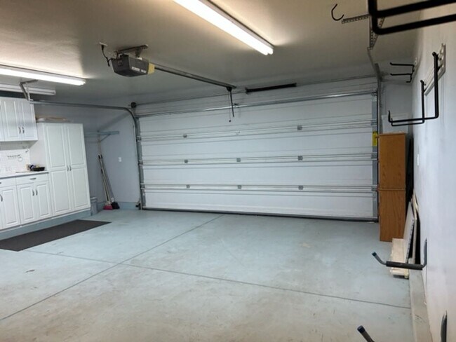 Building Photo - 4053 Sunset Ln