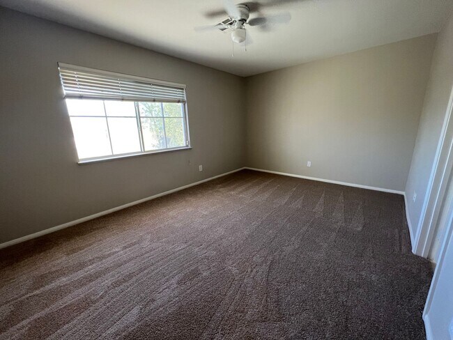 Building Photo - 4 Bedroom with Bedroom Downstairs, Pool, O...
