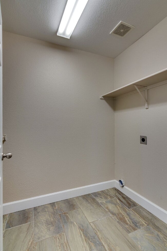 Building Photo - "Beautiful 3-Bedroom, 2-Bath Home with Ope...