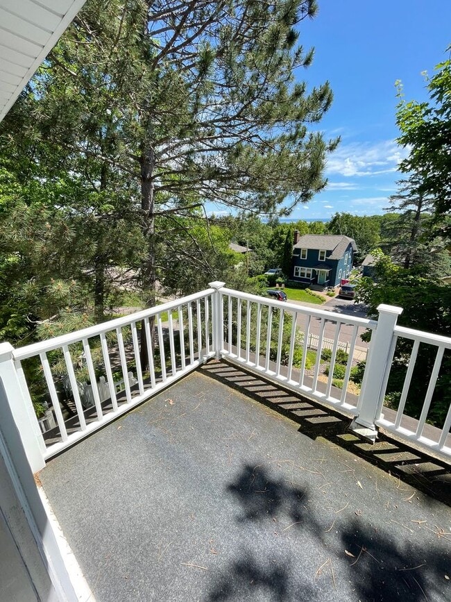 Building Photo - AVAILABLE Now! - Beautiful 3 Bed Single Fa...