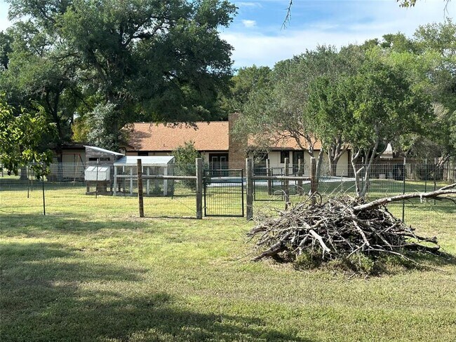 Building Photo - 331 Live Oak Dr