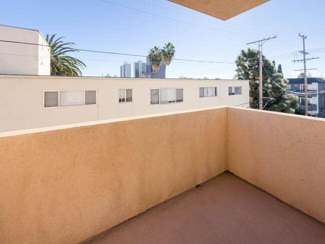 Building Photo - Spacious 3BR Condo with Luxury Finishes in Brentwood!