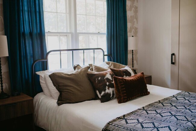 Building Photo - 946 Magnolia St SE