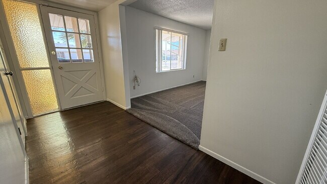 Building Photo - "Charming 2-Bed, 2-Bath Oasis in Phoenix - Your Cozy Retreat Awaits!"