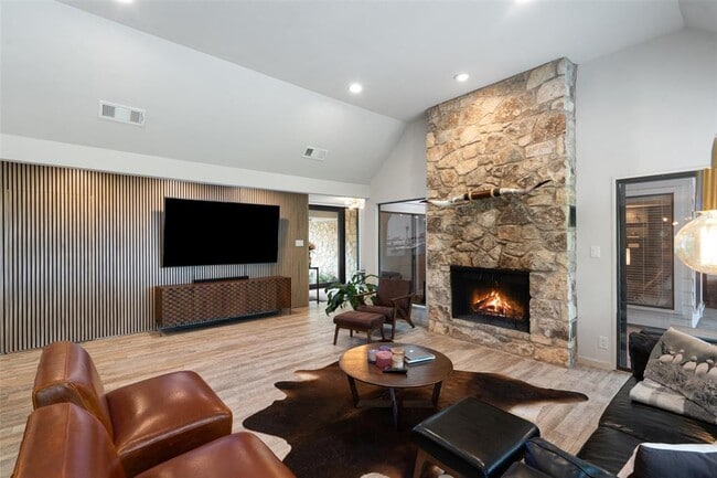 Building Photo - 113 Comet