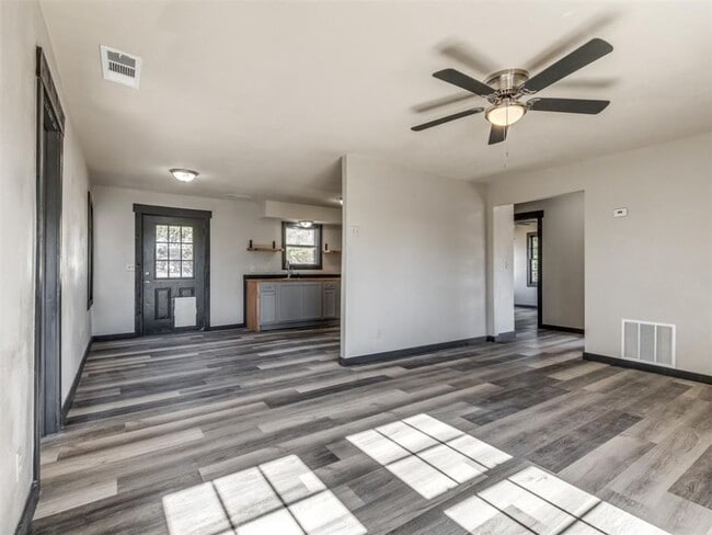 Building Photo - 3 bed, 1 bath home in Del City, OK