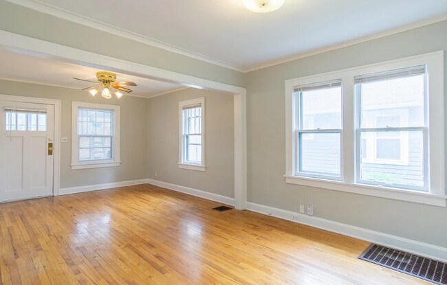 Building Photo - Charming West Plaza Bungalow