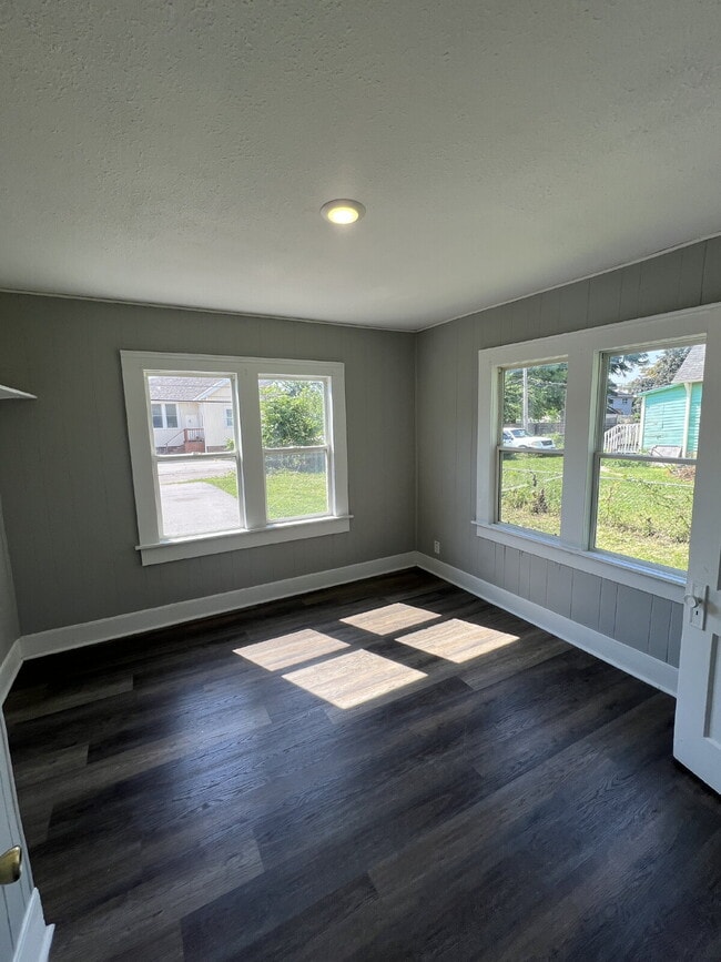 Building Photo - Newly Renovated 2 bedroom / 1 bathroom hou...
