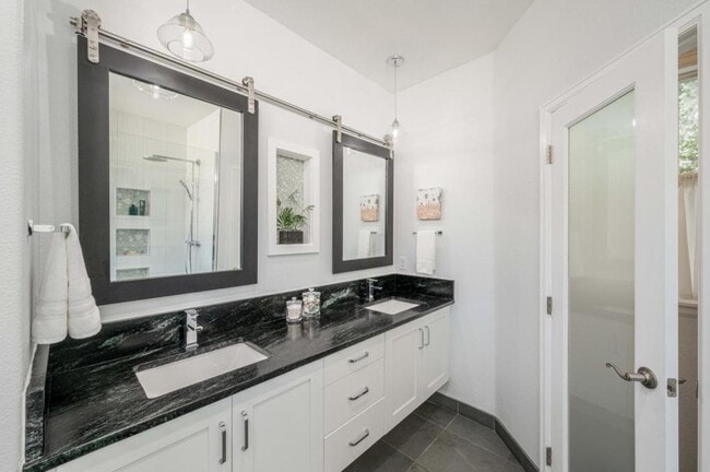 Building Photo - 4220 Ravenna Pl