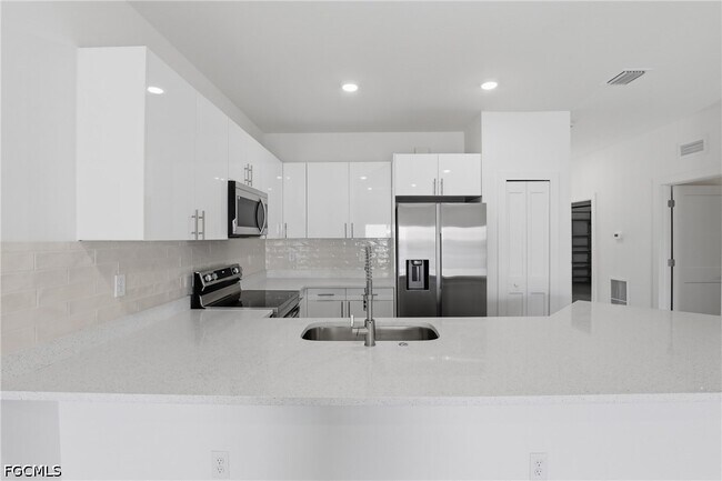 Building Photo - 721 Ivan Ave S