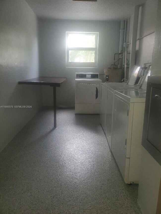 Building Photo - 319 NE 14th Ave