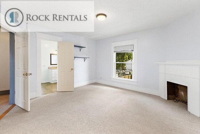 Building Photo - Large Updated Three Bed Two Bath with Patio