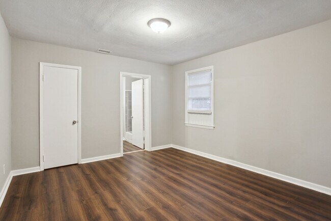 Building Photo - Large 3BR/2BA Near Downtown Savannah Home For Rent