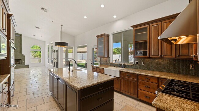 Building Photo - 8638 E Dahlia Dr
