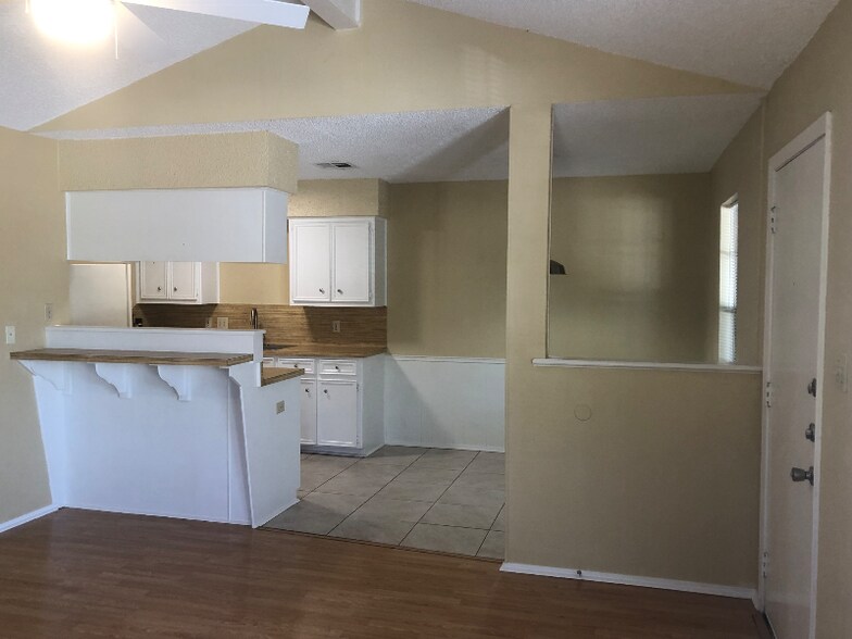 Building Photo - 702 Ranch Rd