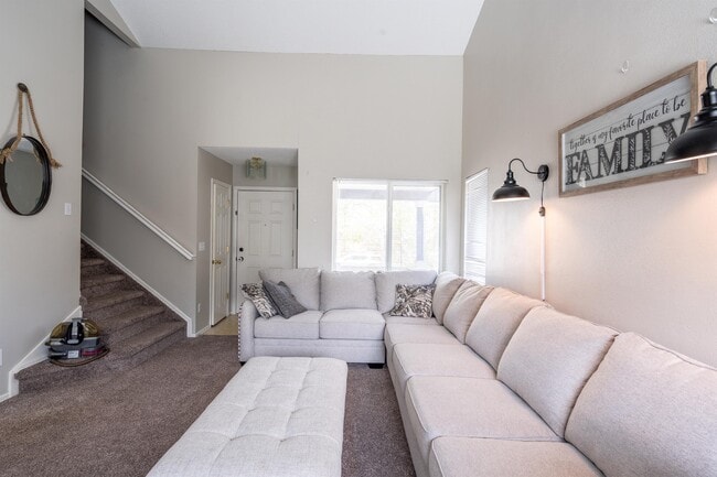Building Photo - 857 Regent Ct