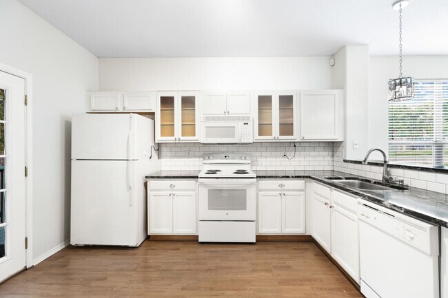 Building Photo - 3 Bedroom2.5 Bath The Plaza Subdivision