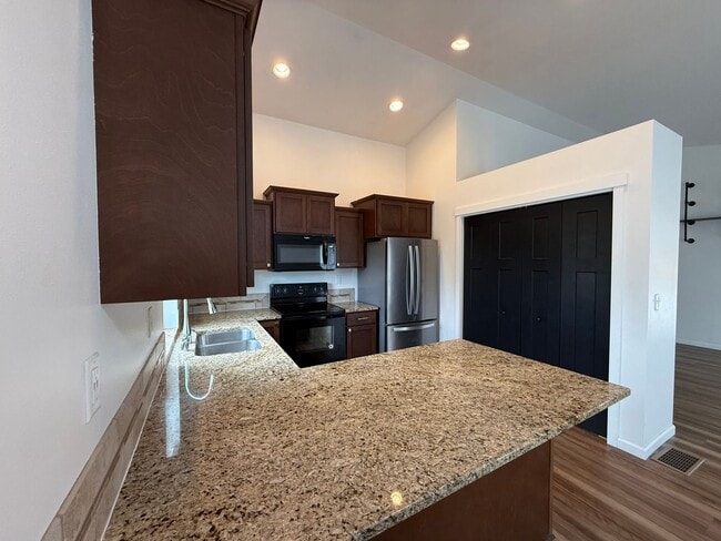 Building Photo - New Listing! Beautiful 4 Bed / 3 Bath Home...