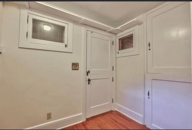 Building Photo - 2093 Greenwood Dr