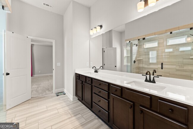 Building Photo - 4656 Silver Oak Dr SW