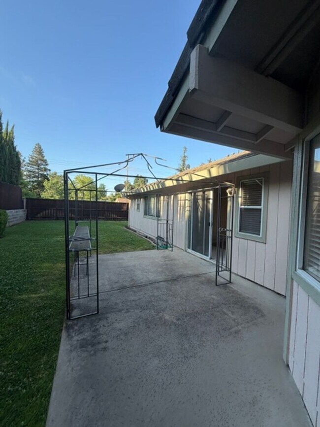 Building Photo - Beautiful Freshly Painted 3 Bedroom and 2 Bathroom Home in Carmichael $2,995.00 + Water