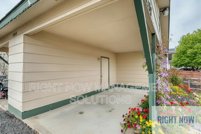 Building Photo - 2708 S Kerr St