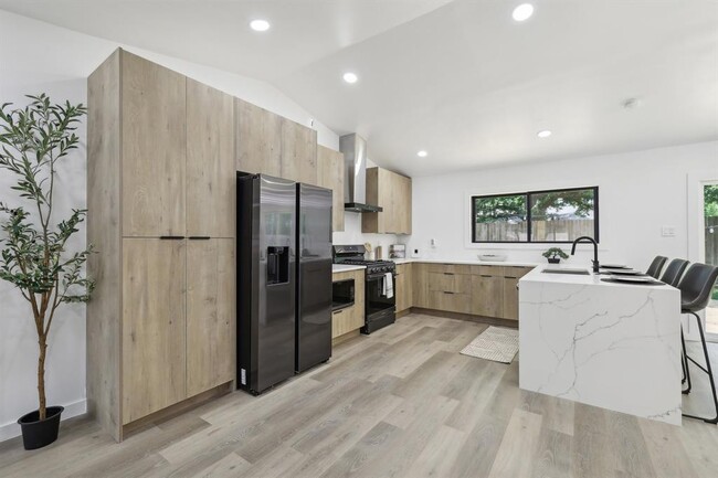 Building Photo - 2615 Baxter Dr