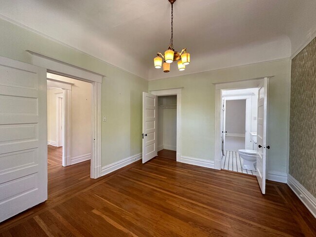 Building Photo - Upstairs 2 Bedroom - Near UCD Med Center