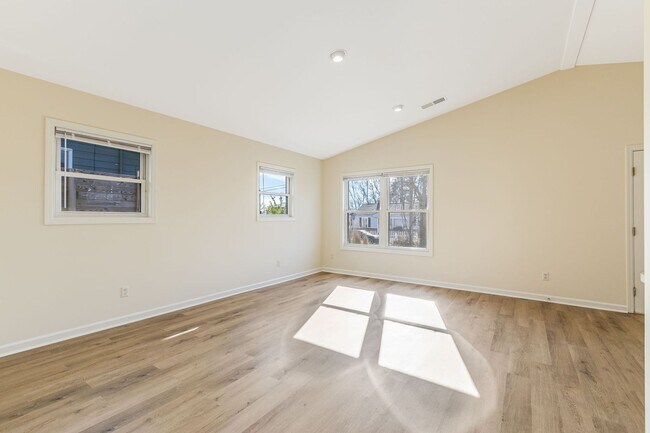 Building Photo - Newly-Updated 3-Bedroom Home in West Ashev...