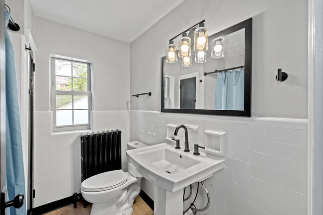 Building Photo - Stunning 5 bedroom home in McKeesport available July 1!