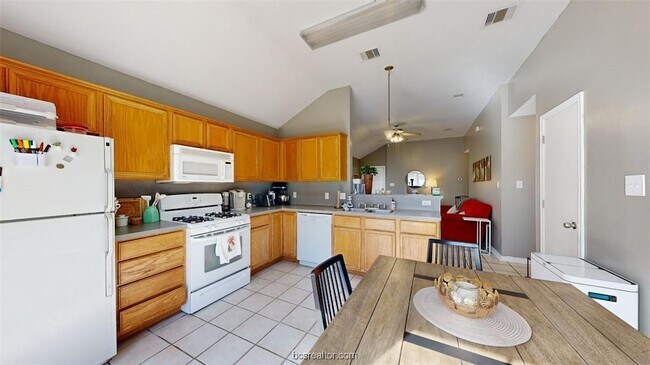 Building Photo - 806 Azalea Ct