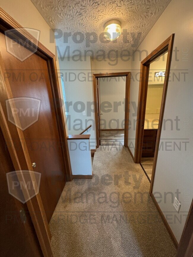 Building Photo - 2 Bedroom Townhouse with Garage