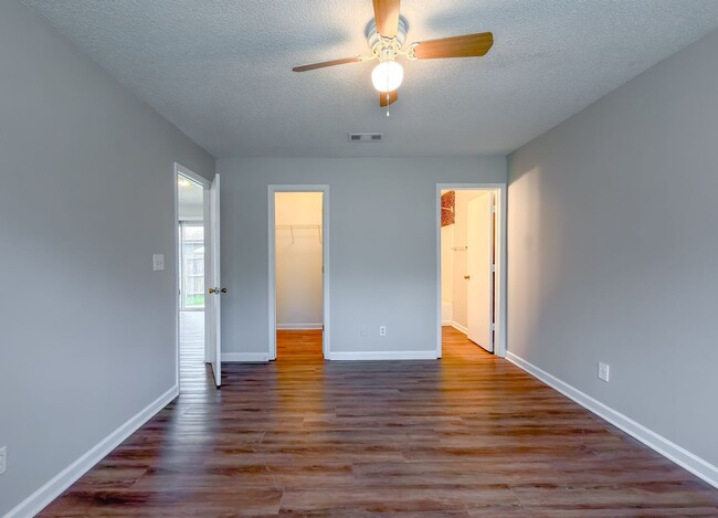 Building Photo - LOVELY SE 3/2 w/ New Paint, Fireplace, Fenced Yard, Vaulted Ceilings, Washer/Dryer, & No Carpet! ...