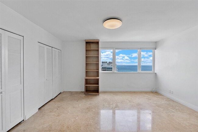 Building Photo - 3000 Holiday Dr