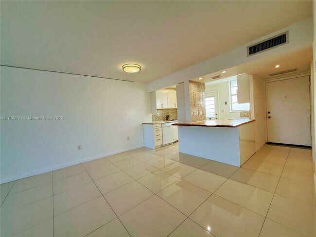 Building Photo - 2859 Leonard Dr