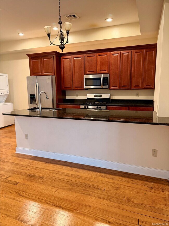 Building Photo - 337 Main St