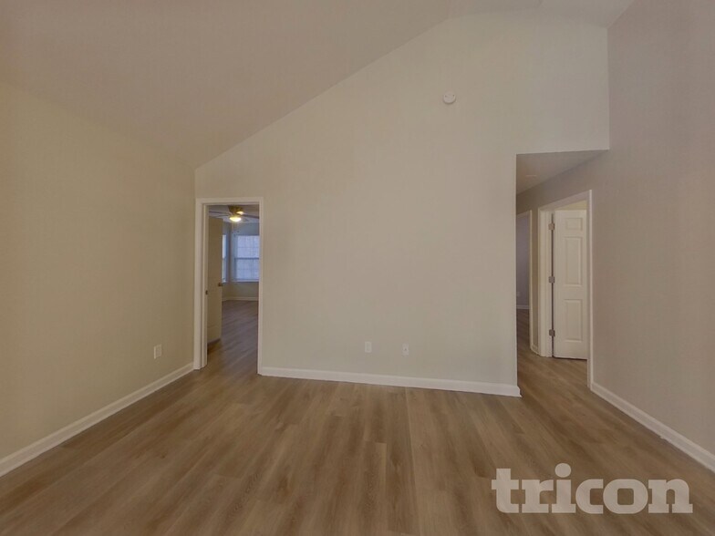 Building Photo - 1585 Kingston Dr