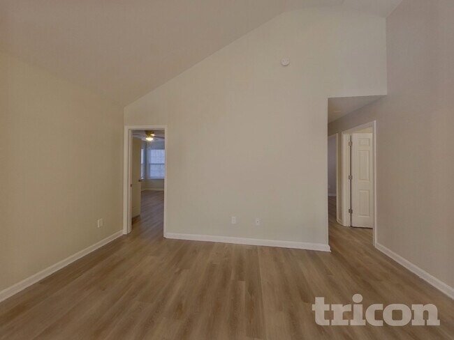 Building Photo - 1585 Kingston Dr