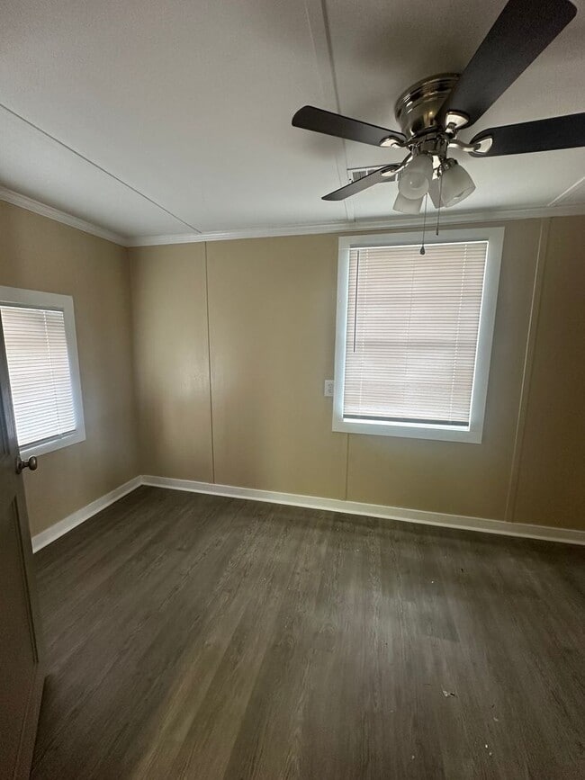 Building Photo - 3 BEDROOM/1 BATH HOUSE